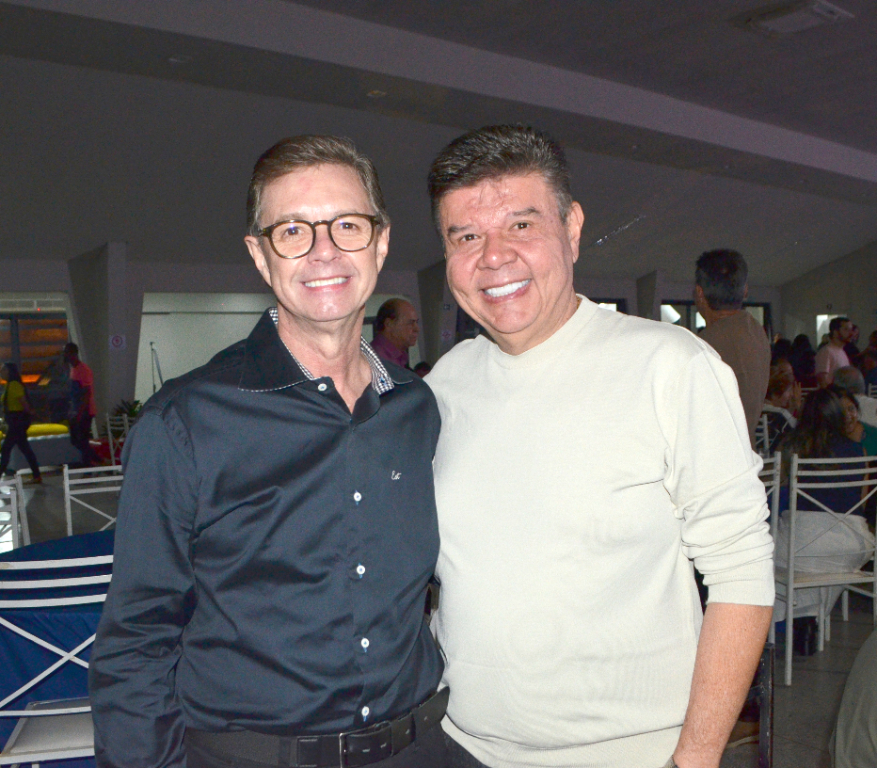 Os amigos Adauto Mariola e o empresário artístico-musical Marcinho Costa também marcaram presença na Feijuca da Vovó, evento beneficente em prol do Lar Viver Bem. A festa, realizada no último sábado, reuniu amigos, parceiros e convidados em uma noite animada, marcada por boa conversa, reencontros, descontração e solidariedade