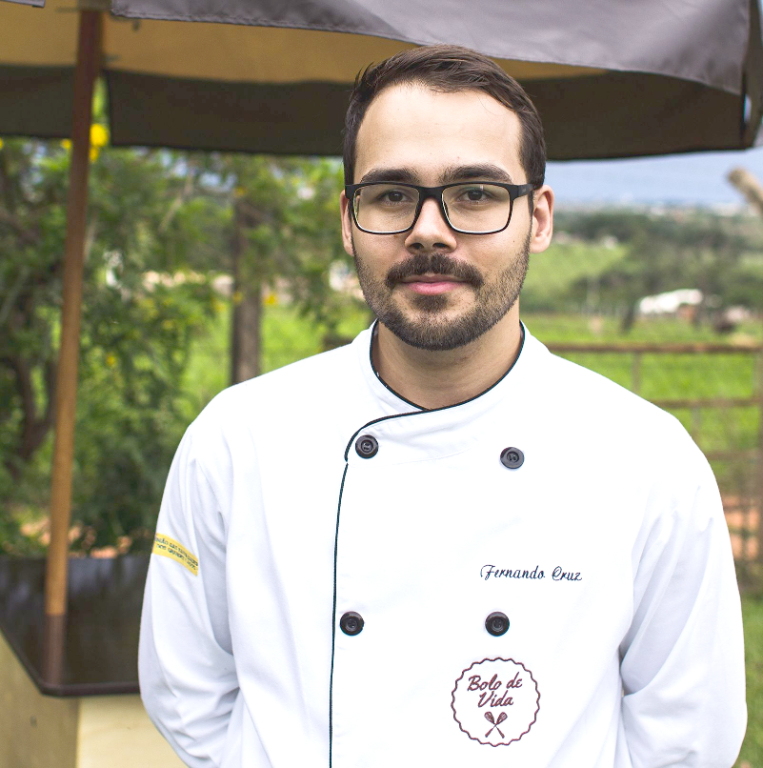 Fernando Cruz, que é mestre em produzir “bolos”, terá a responsabilidade hoje de produzir o seu próprio “bolo de vida”. Isso mesmo. É que o mago dos bolos comemora seu aniversário hoje e recebe os cumprimentos e todo o carinho do povo de Votuporanga, que consome seus maravilhosos “Bolos de vida”. Parabéns ao “chef” e feliz vida!