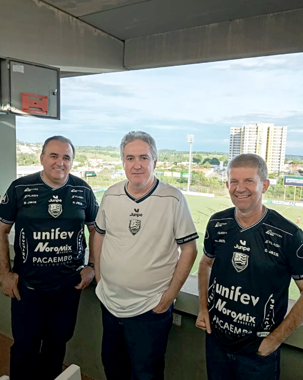 O Presidente da UNIFEV, Dr. Celso Penha Vasconcelos, ao lado do Reitor da UNIFEV, Prof. Dr. Osvaldo Gastaldon, e do Pró-Reitor, Prof. Dr. Walter Sampaio Filho, estiveram presentes na Arena Plínio Marin para prestigiar mais uma emocionante partida do Votuporanguense. Com grande entusiasmo, acompanharam o time Alvinegro, que tem proporcionado momentos de alegria e orgulho a todos os torcedores! O futebol é mais que um esporte, é uma força que une, fortalece e transforma. Vamos continuar juntos, apoiando o nosso CAV e vibrando a cada conquista!