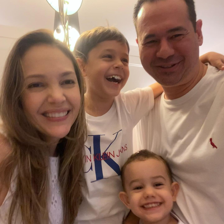 Quem assopra as velinhas hoje é Agnalda Cardoso que completa idade nova recebendo o carinho e o afeto de seu esposo Manoel Cardoso, de sua família e amigos. Parabéns à aniversariante e feliz vida!