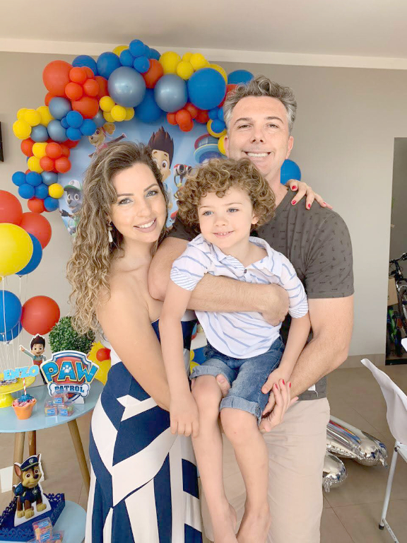 O dia amanheceu feliz para João Carlos Marchi que comemora o início de um novo ciclo. Celebrar o dom da vida é sempre motivo de muita alegria e essa felicidade João Carlos divide com sua esposa Graziana e seu filho Enzo. Parabéns e feliz vida!