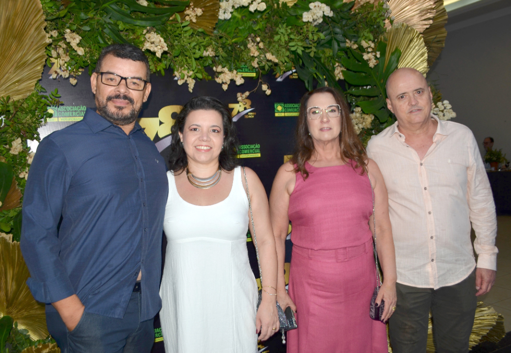 Representando a loja O Tubarão, João Batista Gomes e Cristiane, junto do casal de amigos, Verônica e Robson Martim, diretores da TOK Calçados, marcando presença no jantar solene da ACV. 