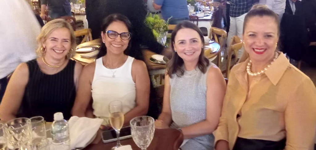 Gislene Petenucci Costa, Dilma Moretim, Juliana Luchi Caldeira Billalba e Priscila Balasteguin, celebrando um momento especial de descontração durante o jantar de lançamento do Votu International Rodeo, um evento luxuoso, realizado no dia 30 de outubro, no salão social do Sindicato Rural de Votuporanga.