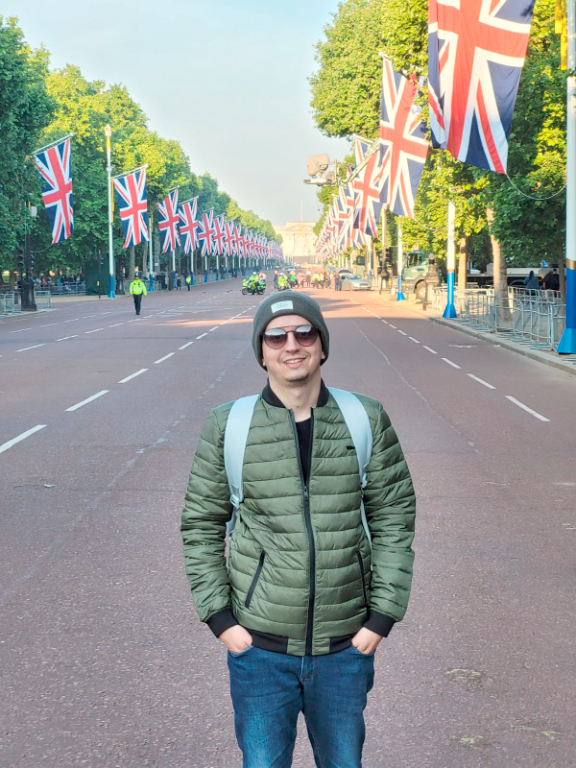 Rainha Elizabeth faz história mais uma vez ao comemorar seu Jubileu de Platina frente a monarquia inglesa e teve votuporanguense lá prestigiando a festa. O advogado Artur Ramalho de Oliveira estava a passeio pela Holanda e Inglaterra e claro que foi lá tietar emblemática rainha Elizabeth na festa de 70 anos frente à monarquia inglesa