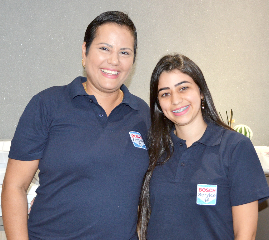 Adriana Miranda e Pâmela abre sorrisos saudar os clientes no dia de inauguração das novas instalações da Extra Centro Automotivo, que agora atende em novo endereço, na rua Amazonas nº 4646