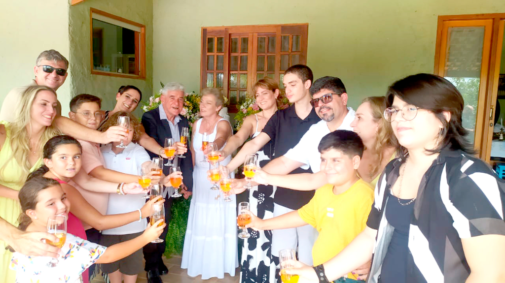 A família Monteiro brindando as “Bodas de Ouro “ do patriarca Alcir Rubens Monteiro e Julia Beatriz