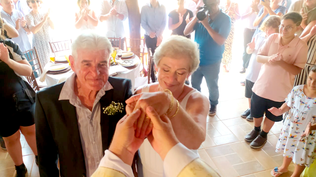 Claudia Casagrande Lourenço e seu marido Joaquim Antonio Lourenço brindando as bodas de ouro de Alcir e Julia