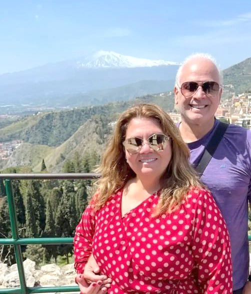 Márcia Gianotti e Douglas Gianotti celebraram no último domingo suas “Bodas de Esmeralda”. O casal escreve juntos, há 40 anos, uma linda e verdadeira história de amor que se multiplicou ao longo do tempo e floresceu em uma linda família com filhos e também uma linda netinha, a doce Melina. Parabéns ao casal pelos 40 anos vividos com muita compreensão, cumplicidade, respeito, parceria e acima de tudo com muito amor. Que DEUS continue transbordando vossas vidas de amor e felicidades. Na foto o casal recebendo as bênçãos no dia de seu casamento pelo nosso querido e saudoso padre Silvio Roberto, e hoje passados 40 anos de feliz união conjugal