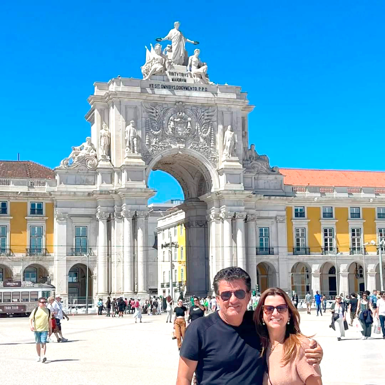 Claudia Teodózio e sua esposa Lígia em clima de férias e com um longo roteiro pela frente. Eles começaram o “Tour” por Portugal visitando a capital Lisboa e claro as tradicionais casas de azulejos, porém isso foi apenas um esquenta, pois o casal aguarda a chegada de mais amigos para juntos seguirem viagem pela Europa afora. Vem chuva de fotos por aí, aguardem!!