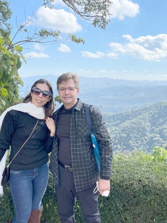 O último sábado foi de festa para a nossa querida amiga Claudia Gonzales, que celebrou a vida e comemorou a alegria de mais um aniversário bem juntinho do calor dos abraços de seus familiares e de seu marido Adauto Mariola. A aniversariante também recebeu os parabéns de seus amigos principalmente da equipe de colaboradores do Sincomércio, onde ela trabalha. Parabéns Claudinha, feliz novo ciclo, que seja leve e abundante. Muita luz e bênçãos sobre a sua vida!