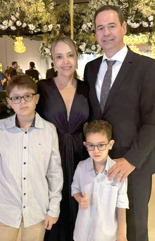 Leonardo Neves e sua esposa, Angélica Canova Neves, acompanhados dos filhos Miguel e Rafael, exalam elegância e bom gosto ao prestigiarem o casamento dos encantadores Bruna Rodolfo e Daniel Cucarola. Uma celebração deslumbrante que agitou o final de semana em Votuporanga, repleta de emoção, glamour e momentos inesquecíveis. Família unida, celebrando o amor e a felicidade de um dia tão especial.