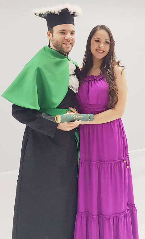 Dra. Amanda Dutra celebrando a formatura de seu namorado Élcinho Vicentini Júnior, em medicina pela UNIFEV. O casal é pura emoção e alegria pela conquista alcançada. Parabéns dr. Élcio Vicentini Júnior, sucesso na profissão escolhida 