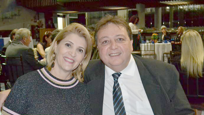 Hoje é dia de parabenizar Carlos Anzaí, que comemora seu aniversário e celebra a data com o coração grato pela dádiva da vida. Ele recebe os votos de “feliz aniversário” de seus amigos, familiares e os cumprimentos especiais de sua esposa Claudia Anzai. Felicidades ao aniversariante, muita saúde e sucesso em sua caminhada de vida.