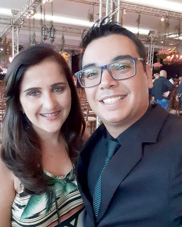 Anteontemfoi dia de comemoração especial para Wender Rodrigues e sua esposa Jéssica De Paulo, que celebraram seis anos de feliz união conjugal e brindaram com muito carinho e juras de amor postadas nas redes sociais do casal suas “bodas de açúcar ou perfume”. Parabéns ao jovem casal e que o amor se multiplique mais e mais com o passar dos anos. Deus abençoe e fortaleça essa união de amor.