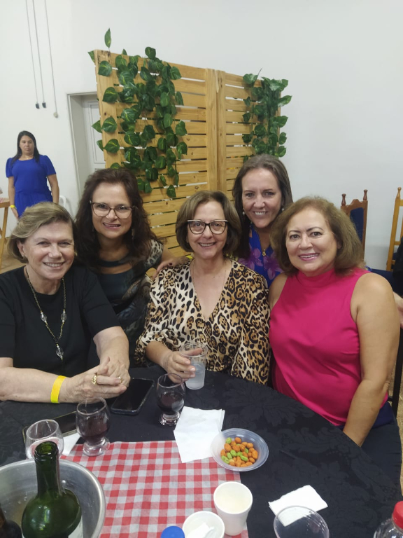 As amigas Gilda, Toninha Polaquini, Tânia Lasso, Neusa Bianchini Ferreira e Silvia Cavalin brindando a amizade  e compartilhando um bom momento de alegria e descontração 