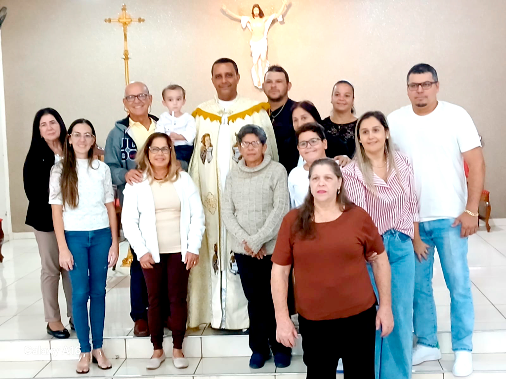 O último domingo foi marcado por um momento especial para a família Tonin, que realizou o batismo do pequeno Miguel Euzébio Tonin. Cercado de amor, fé e emoção, o menino recebeu as bênçãos deste importante sacramento. Os padrinhos escolhidos, Chumbinho e Lucinha, viveram intensamente a emoção de participar desse momento único, repleto de significado e carinho. A mamãe, Jéssica Euzébio, e o bisavô João Rocha também acompanharam a celebração, compartilhando a alegria e as bênçãos deste dia inesquecível. Na foto, um registro especial de um momento que ficará para sempre na memória e no coração de toda a família.