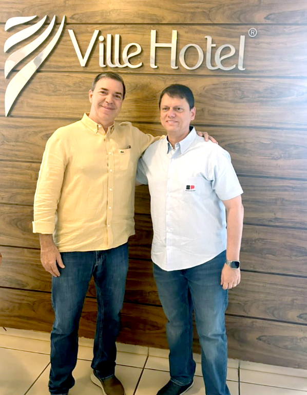 O empresário Valmir Dornelas, reconhecido pela excelência com que recebe seus convidados, foi o anfitrião responsável pelas honras ao governador do Estado de São Paulo, Tarcísio de Freitas, durante sua passagem por Votuporanga. Hospedado na Suíte Presidencial do Ville Hotel Gramadão, o governador desfrutou de conforto e privacidade, além de receber lideranças e convidados especiais para conversas informais em um ambiente acolhedor e reservado.