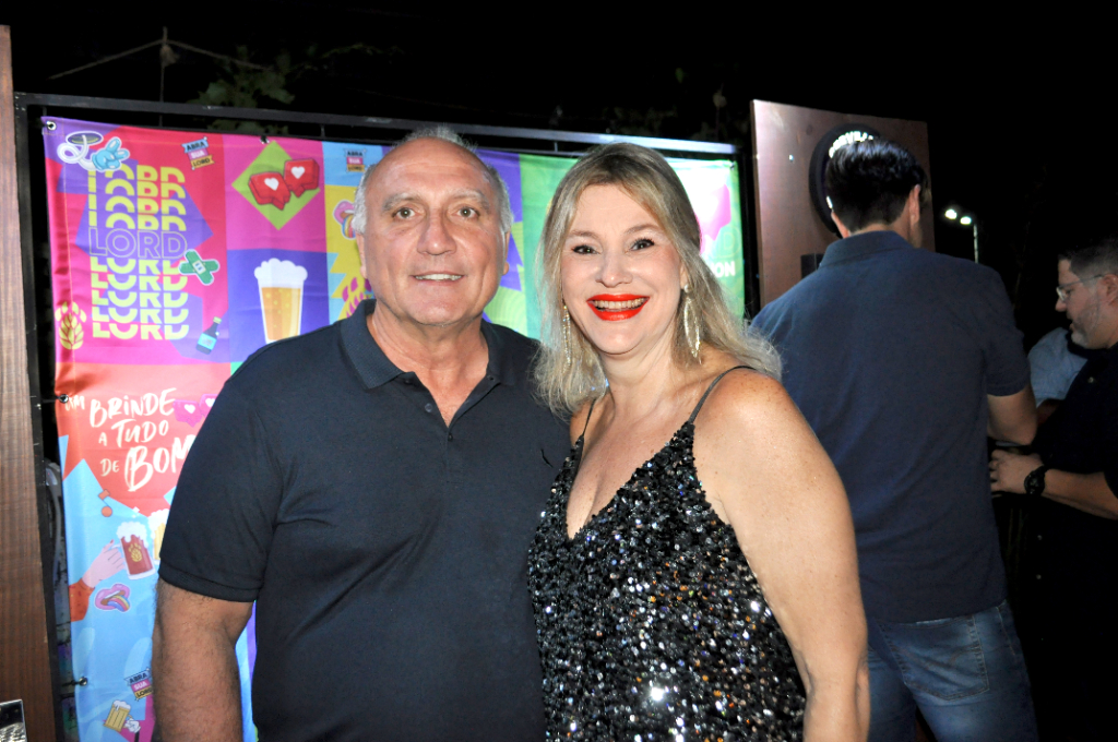 Toda a alegria e descontração do casal, Ivo Mataveli e Maraseti Mataveli em noite de muito rock lá pelos lados da Lord Lion Cervejaria, em recente evento social