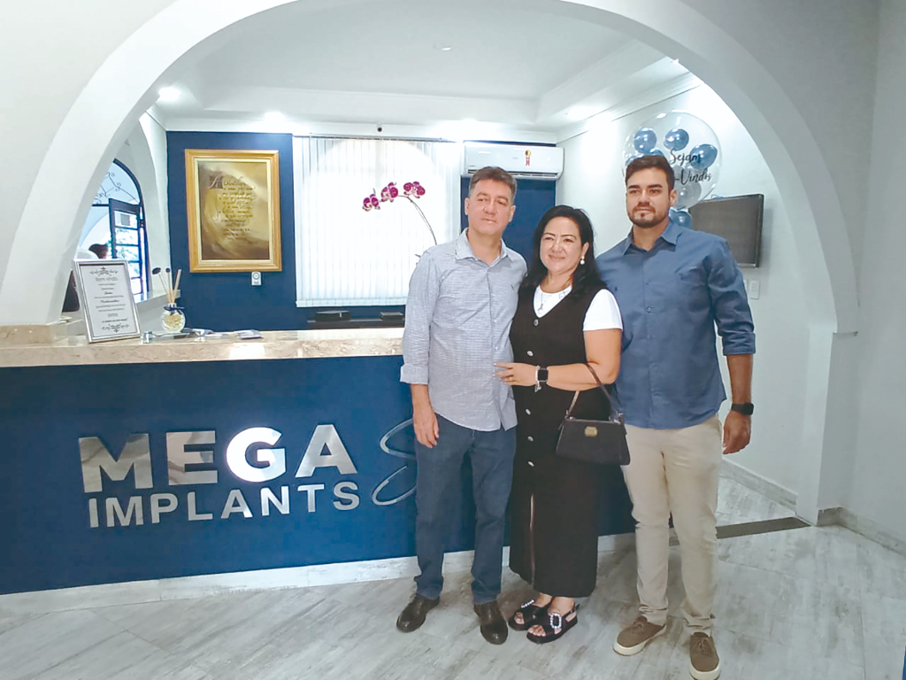 Bissoli, sua esposa Meire e o filho Luis Augusto prestigiando a recém-inaugurada Clínica Mega Implants, em Votuporanga. A família foi dar as boas-vindas para os primos dr. Julio Mega e dra. Juliana Mega, que se instalaram na cidade.