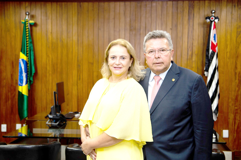 Dia 15 de março completou um ano que o deputado Carlão Pignatari foi eleito para ser presidente da Assembleia Legislativa de São Paulo. Emocionado, Carlão postou uma foto em sua rede social com a seguinte legenda: “Me lembro como se fosse ontem a emoção que senti. Pude comemorar o dia com a minha esposa, Marli Pignatari, que sempre está ao meu lado me dando apoio e forças. Minha meta segue sendo a mesma: a aproximação da população com o parlamento, sempre ouvindo as demandas, agindo com transparência e ajudando quem mais precisa. Agradeço a oportunidade, e garanto, ainda há muito trabalho pela frente”! Parabéns Carlão pelos excelentes serviços prestados à frente desse parlamento. Sua liderança tem ajudado a enriquecer ainda mais nossa cidade e região 