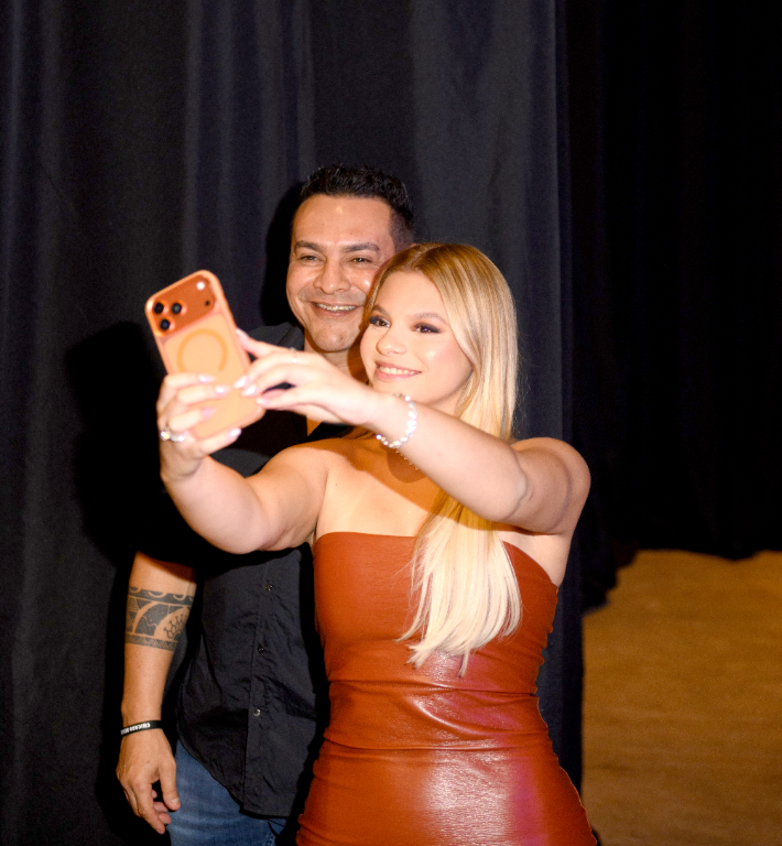 Um registro espontâneo e cheio de significado: Júlia Miranda ao lado de seu pai, Tércio Miranda, em uma selfie que traduz, com delicadeza, o amor, a cumplicidade e a conexão entre pai e filha. Um momento simples, porém profundamente especial, daqueles que eternizam sentimentos e contam histórias sem precisar de muitas palavras