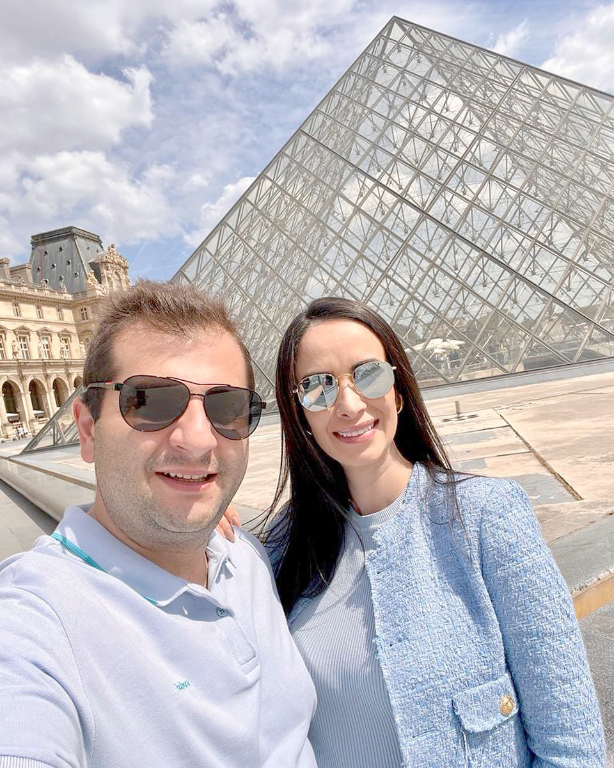 O jovem empresário Luis Sacamatti e sua esposa Ana Carolina Guimarães turistando em Paris e visitando o magnífico Museu do Louvre, na capital francesa.