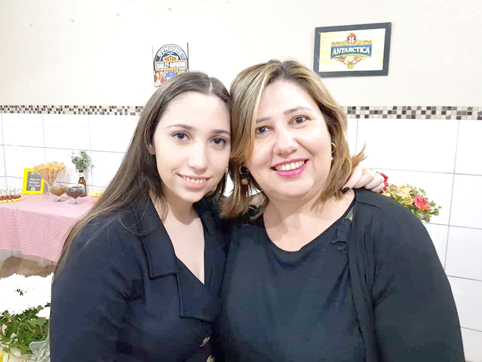 E o dia hoje é de gratidão para Ana Júlia Viveiros, por mais um ano de vida que DEUS lhe concede. Ana Júlia recebe os cumprimentos de todos seus amigos e da sua família, além do carinho especial de sua mãe Marli Viveiros. Que neste dia todas as alegrias do mundo sejam suas. Parabéns!