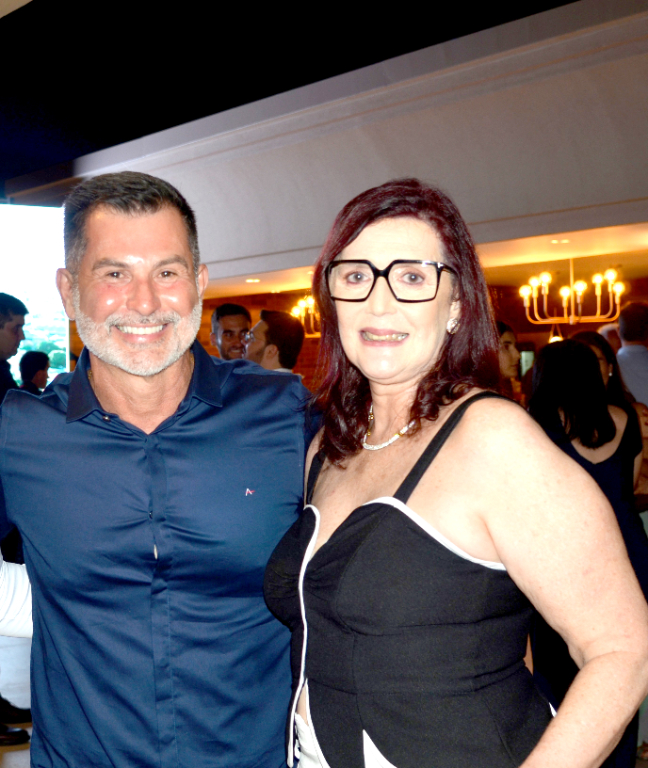 O final de semana ganha clima festivo para Pedro Scamatti, que brinda a chegada de um novo ano cercado pelo afeto e pela presença de pessoas especiais. Na foto, o aniversariante está ao lado de sua cunhada, Maria Augusta Seller Scamatti, dividindo esse momento especial com quem faz parte da sua história e está sempre presente. Parabéns Pedrinho, que este novo ciclo seja marcado por muitas conquistas, alegrias, saúde e sucesso. 