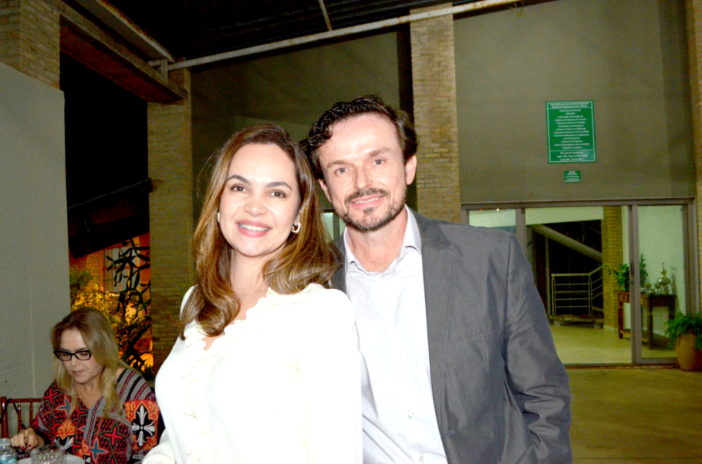 O dia amanheceu em clima de celebração para o médico patologista Dr. Gustavo Capela, diretor do Laboratório Cytos de Votuporanga, que comemora mais um ano de vida nesta quinta-feira, 27. A data é celebrada de maneira especial ao lado da esposa, Geovana, que faz questão de tornar o aniversário ainda mais significativo com todo seu amor e carinho. Profissional respeitado e dedicado à área da saúde, Dr. Gustavo constrói sua trajetória com competência e compromisso, sendo referência em sua área de atuação. Parabéns, Dr. Gustavo! Que este novo ciclo seja marcado por grandes realizações, muita saúde, alegrias constantes e sucesso em todos os projetos. Feliz aniversário!

