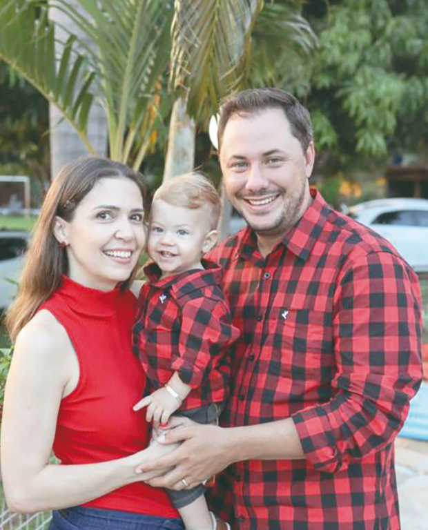 Momento especial do casal Daísa e Danyllo, com o filho Luiz Fernando ao colo, posando bem ao estilo “tal pai, tal filho”. Valeu o belo registro fotográfico que a mamãe Daísa, sócia-proprietária da Clínica MAGRASS, realizou para eternizar o amor que envolve a família.