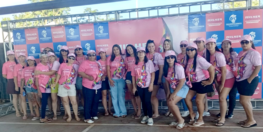 As comerciárias de Votuporanga participaram, neste último final de semana, da segunda edição do evento “Mulher Valorizada, Comerciária Fortalecida”, realizado no Complexo Eco, em Avaré, em comemoração ao Dia Internacional da Mulher. A cidade esteve representada por uma animada comitiva de trabalhadoras do comércio, acompanhadas pela presidente do Sincomerciários, Lia Marques. Pela manhã, elas participaram do ato sindical e do cerimonial do evento, que reuniu cerca de quatro mil mulheres de diversas regiões. Em seguida, aproveitaram momentos de integração e lazer nas atrações do Eco Blue Acqua Park, em um dia marcado pela valorização, união e fortalecimento das comerciárias.