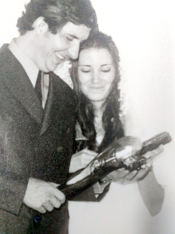 UM CASAL DE OURO
Parabéns Célia e José Carlos de Melo: 50 anos de casados
Ao celebrar os seus 50 anos de casado, neste 15 de março, o industrial José Carlos Melo  (Celiflex) e a gerente de banco aposentada, Célia, tem grandes motivos para comemorar. Uma vida a dois exemplar, linda, compartilhada pelo dom do amor e dedicação a família. Foram muitos os desafios transformados em grandes conquistas. 
Hoje cercado pelo carinho dos seus filhos : o médico Luciano Melo e o empresário Marcelo, junto as noras e netos, constituem o maior patrimônio conquistados  pelo casal nesse meio século de feliz união conjugal.
A cerimônia religiosa foi celebrada na então Igreja Matriz Nossa Sra. Aparecida (hoje Catedral). No ato os noivos receberam de lembrança um lindo crucifixo com a  efigine  de Cristo. Este símbolo religioso é guardado a “sete chaves” como a mais significativa recordação do casamento.  É a proteção Divina desses 50 anos vividos um pelo outro em todos os momentos.