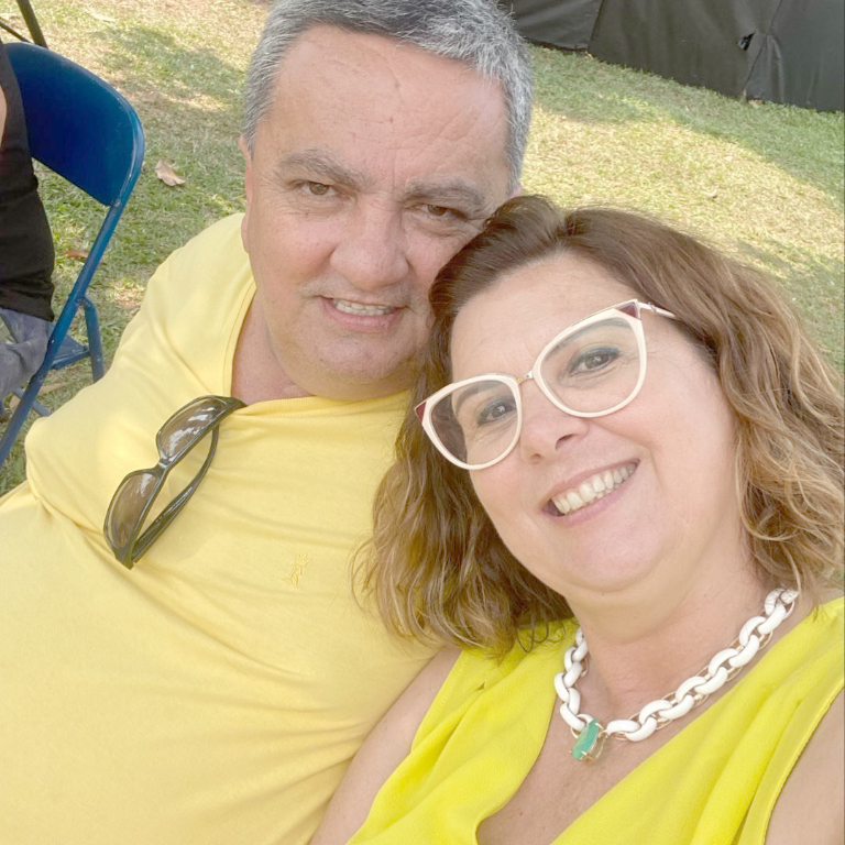 Sextou, e sextou com festa hoje para Márcia Mota, que comemora mais um ano de vida. A data será festejada e celebrada com muito amor e carinho, que ele recebe de seu marido Marcos Mota, com ela na foto. Os amigos e familiares também aproveitam para parabenizá-la pelo seu aniversário. Parabéns Márcia, que os dias futuros sejam de harmonia, paz e desejos realizados. Feliz dia e feliz idade nova!!!