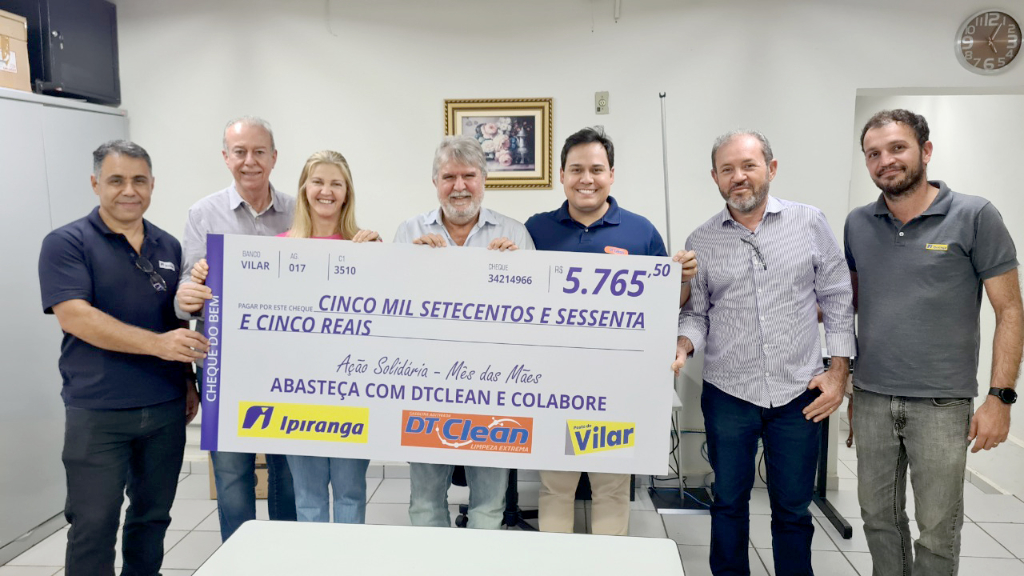 Com apoio dos seus clientes, o Auto Posto Vilar e a Rede Ipiranga de Combustíveis doaram recursos para ajudar entidades assistenciais de Votuporanga. A ação solidária aconteceu durante todo o mês de maio e marcou o mês em que se comemora o Dia das Mães. Durante o mês de maio, o valor de R$ 0,10 de cada litro vendido da gasolina DTClean (gasolina aditivada) foi acumulado e destinado para o Fundo Social de Solidariedade de Votuporanga.  O total de R$ 5.765,00 será revertido em alimentos para entidades que atendem famílias em vulnerabilidade. Na foto o diretor do Posto Vilar, João Vilar, a primeira dama Rose Seba, o prefeito Jorge Seba e representantes da Rede Ipiranga. 