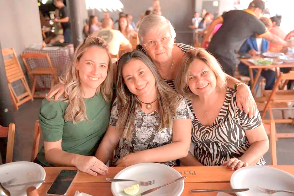 Na foto: Três gerações! A avó Divina ao lado da filha Sandra Ruiz e das netas Letícia Ruiz e Lígia Ruiz e amanhã. O domingo será festivo para a família, pois elas celebram juntas o Dia das Mães e comemoram o aniversário da Letícia. Viva a Letícia e as matriarcas da família Ruiz