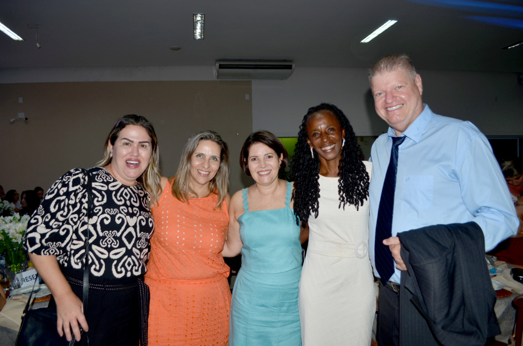 Ana Carolina Silvani Almeida Ferreira, Luciana Maranho, Jô Prates, Eliete da Silva Guilherme e o advogado Walter B. L. Ferreira, presentes na noite festiva realizada pela UNIFEV para marcar a posse da nova diretoria e homenagear os professores pelo legado de amor dedicado a Fundação Educaional de Ensino.