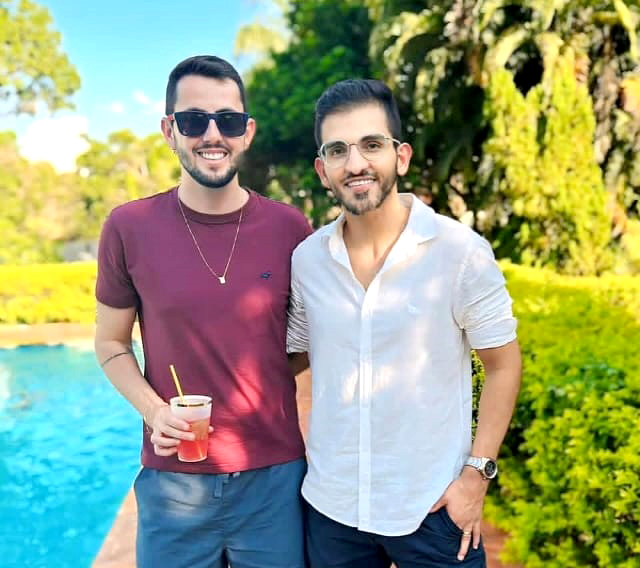 Ricardo David, gerente do ensino EAD da Faculdade Futura e do Grupo Faveni, comemorou mais um ano de vida no último domingo (12) e recebeu todo o carinho de seu companheiro, Dr. Bruno Pontes, junto dele na foto, com o qual compartilhou este momento de amor, gratidão e felicidade. A data também foi marcada pelas mensagens e demonstrações de afeto de familiares e amigos, que celebram junto mais um ciclo que se inicia. Parabéns, Ricardo! Que este novo ano seja repleto de saúde, conquistas e muitos momentos felizes e que não faltem razões para sorrir ao longo de sua caminhada.  