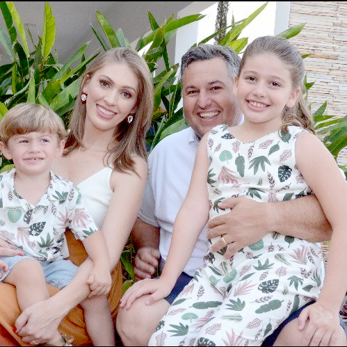 Os parabéns de hoje são dedicados para Taísa Garcia, que completa idade nova e curte seu dia especial bem juntinho de sua família e recebe o carinho especial de seu marido o empresário Gustavo Garcia, que puxa a fila dos cumprimentos. Parabéns a feliz aniversariante, muitas felicidades e boas surpresas para o próximo ciclo de vida que se inicia hoje