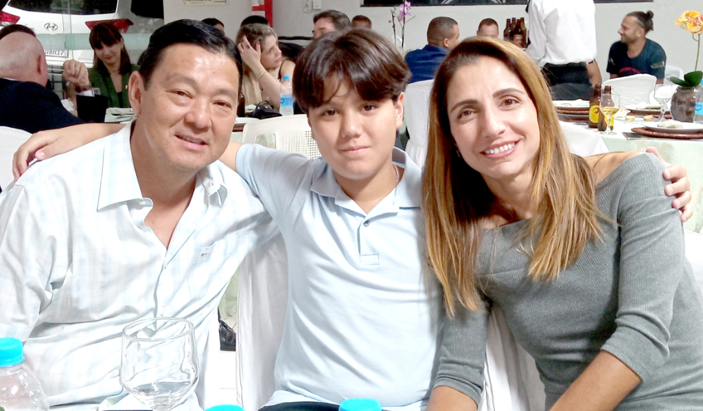 Hoje é dia de parabenizar Marcio Shigueo Fukuiama, professor de Beach Tennis e um grande incentivador do esporte aqui em nossa cidade. Marcinho comemora seu aniversário e recebe o carinho e afeto de sua esposa Dani, seus filhos, amigos, familiares e os cumprimentos especiais de toda a equipe esportiva frequentadora do Votuporanga Clube. Parabéns por mais um ano de vida e que o novo ciclo seja abundante e abençoado