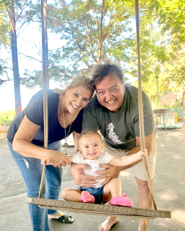 O empresário Carlos Márcio Mota Anzaí comemora seu aniversário no dia de hoje e celebra a data com o coração grato pela dádiva da vida. Ele recebe os votos de “feliz aniversário” de seus amigos, familiares e os cumprimentos especiais de sua esposa Claudia Anzai, filhos, noras e sua linda netinha Yasmin, com ele na foto. Feliz aniversário! Que a sua vida seja sempre de muitas conquistas e realizações