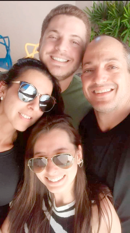 Uma selfie de respeito especial para nossa coluna hoje do Rodrigo Baida, à esquerda, sua irmã Renata, abaixo sua norinha Larissa e seu filho Matheus.