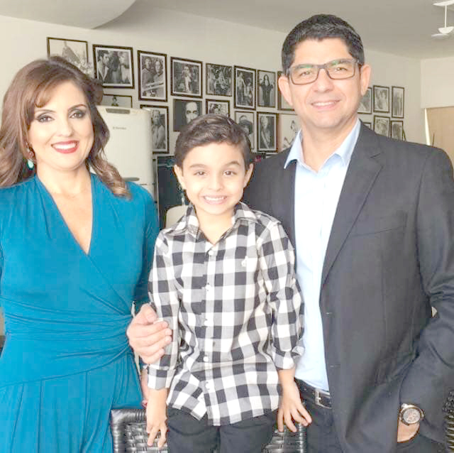 Dia festivo nesta quinta-feira para Luciana Vargas Cardoso, que comemora a data cercada pelo amor e carinho de seu marido, dr. Fabiano Natividade e de seu filho Enzo. Os   amigos e familiares também aproveitam para parabenizá-la pelo seu aniversário. Parabéns Luciana e que os dias futuros sejam de harmonia, paz e desejos realizados. Feliz dia e feliz idade nova!!!