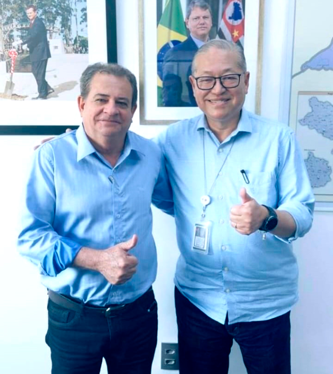 O prefeito de Álvares Florence, Adilson Leite, esteve no Palácio dos Bandeirantes, em São Paulo, onde participou de uma importante reunião com o assessor Carlos Takahashi, da Secretaria de Governo e Relações Institucionais.
O encontro tratou da tão aguardada obra de pavimentação que ligará os municípios de Álvares Florence e Parisi, um projeto que representa um grande avanço para o desenvolvimento da região. O processo em questão, contempla a pavimentação das estradas AVF 446 e PRS 080, que trarão mais segurança, mobilidade e progresso para a população. Sempre atuante, o prefeito Adilson Leite segue firme em busca de novas conquistas e melhorias para sua cidade.
