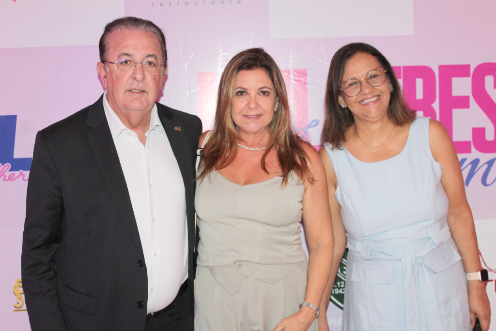 O deputado federal Luiz Carlos Motta marcou presença no evento “Mulheres que Inspiram”, acompanhado por sua esposa Elaine Motta e por Lia Marques, presidente do Sincomerciários de Votuporanga. Lia, que é um exemplo de liderança e força feminina, fez questão de prestigiar a solenidade, reafirmando seu compromisso com a valorização da mulher na política e na sociedade. Ao lado de seu companheiro de luta, Luiz Motta, defensor incansável dos direitos dos comerciários, com especial atenção às mulheres da categoria, ela representa a voz ativa de quem trabalha diariamente por mais igualdade e representatividade.