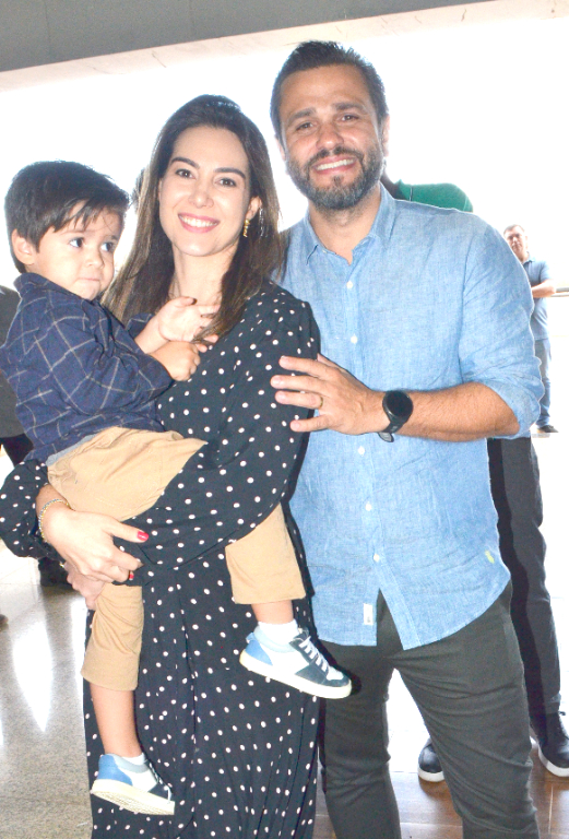 A terça-feira hoje, 07 de outubro será de flores e homenagens para Lívia Vilar Santos que celebra mais um ano de vida cercada de afeto e felicitações pelo seu aniversário. Ao lado do marido, Ricardo Santos Porecatu, ela recebe o carinho especial de familiares e amigos que fazem questão de celebrar essa data tão querida. Parabéns à aniversariante, Parabéns, Lívia, que a vida continue sendo generosa e feliz em cada detalhe e que este novo ciclo venha repleto de saúde, amor, realizações e muitas bênçãos. Na foto Lívia, seu marido Ricardo e seu filho caçula ao colo.