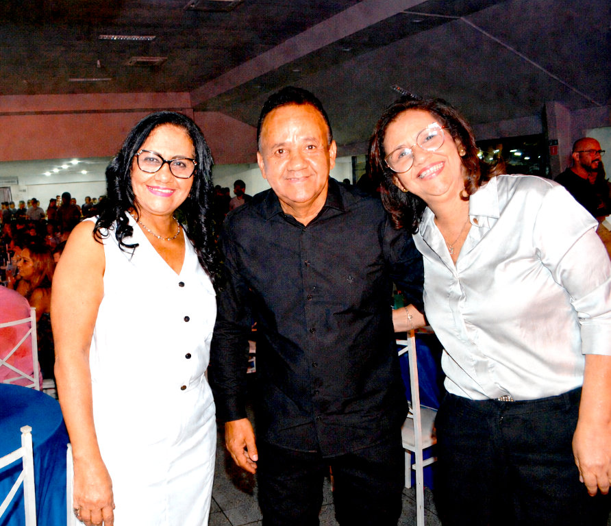 No último sábado, os irmãos Lia Marques, Glorinha e Didi Santos deram um verdadeiro show de organização à frente da tradicional Feijuca da Vovó, realizada no Assary. Com início às 17h, a festa foi palco de uma noite especial, marcada por música, alegria, confraternização e, acima de tudo, solidariedade. O evento, 100% beneficente em prol do Lar Viver Bem, lotou o salão social do Assary com pessoas que abraçaram essa causa nobre e contribuíram para transformar a celebração em um grande gesto de generosidade. Mais do que uma festa, a Feijuca da Vovó reafirmou a força da união, do amor ao próximo e do compromisso com quem mais precisa. Parabéns aos organizadores pelo sucesso da noite, e que venha a próxima edição da Feijuca da Vovó!