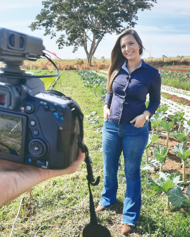 Ontem foi dia da apresentadora Sthephani Barbará gravar no campo. Sthéphani apresenta o programa “Empeender” pela TV UNIFEV, em que cada semana apresenta dicas e orientações do empreendedorismo. O programa desta semana irá falar sobre hortaliças e as formas de abastecimento nos supermercados locais. Confira os dias e horários que o programa vai ao ar: sábado às 8h e 20h30; domingo às 9h e 19h; segunda-feira às 9h; terça-feira às 17h30; quarta-feira às 9h30 e quinta-feira às 16h30. 