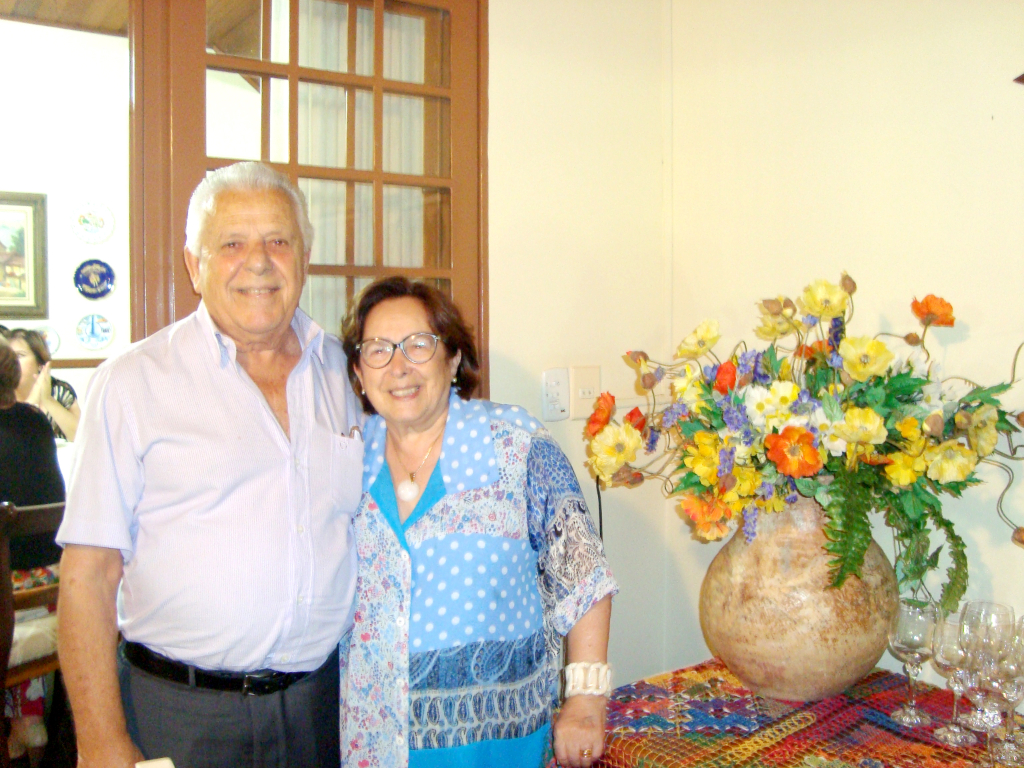 Hoje é um dia especial para Maria Antônia Curi, que celebra mais um ano de vida cercada de amor e carinho. Seu marido, Ranes Cury, transborda de alegria ao comemorar esta data ao seu lado. Além dos afetuosos cumprimentos do companheiro de vida, Maria Antônia está recebendo homenagens de inúmeros amigos e admiradores. Feliz aniversário, Maria Antônia! Que este novo ciclo seja repleto de felicidade, saúde e grandes conquistas.