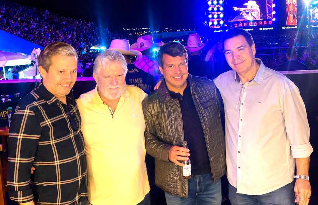 O deputado federal Fausto Pinato, ao lado do prefeito Jorge Seba e dos empresários Cleber Faria e Valmir Dornelas, marcou presença e aproveitou a animada noite do último final de semana no Votu International Rodeo. O evento que já entrou para a história de Votuporanga, lotou as dependências do Centro de Eventos Helder Henrique Galera, e foi um verdadeiro sucesso, reunindo grande público, alegria e muita emoção em cada noite de rodeio e show.