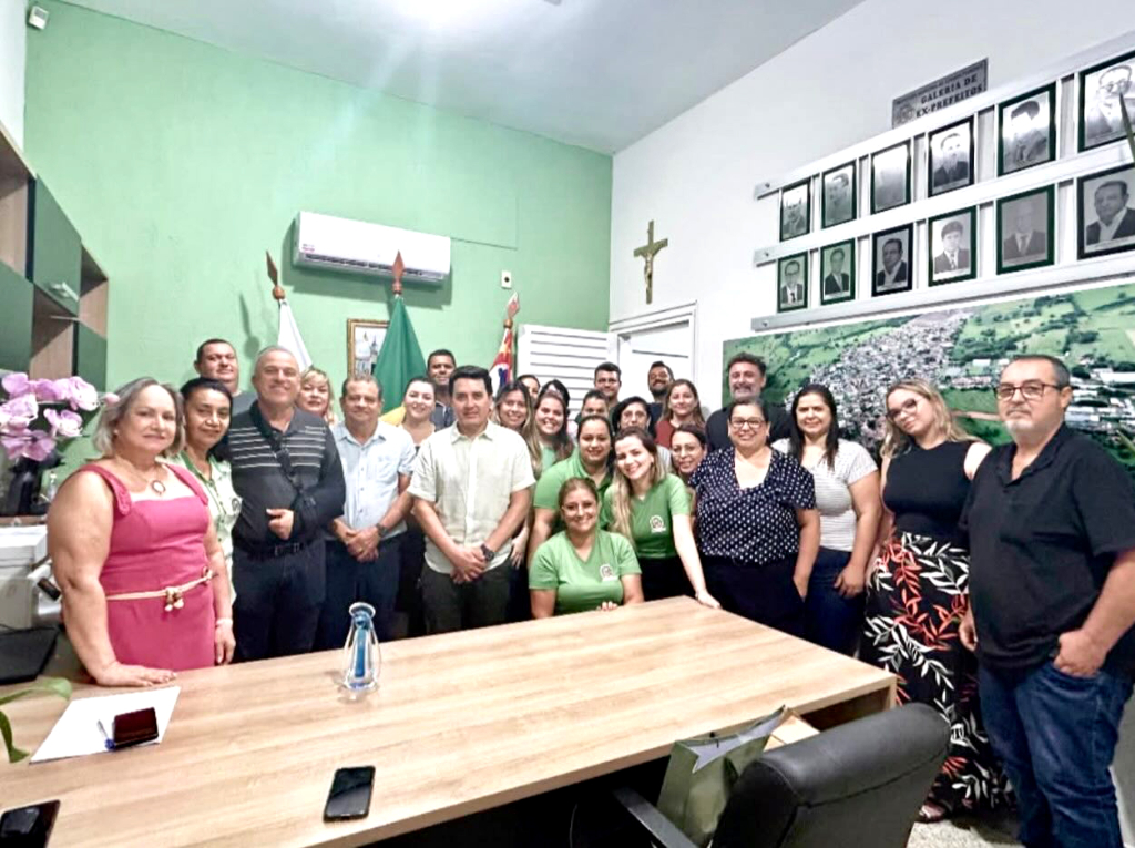 Padre Sílvio Donizete Delfino é o novo pároco do município de Álvares Florence e, em gesto de proximidade com o Poder Público, realizou uma visita abençoada ao Paço Municipal. Sua presença marcou um momento especial de acolhida e diálogo, fortalecendo a união entre a comunidade religiosa e a Administração Municipal. Desejamos ao novo padre, votos de bênçãos, prosperidade e um caminho frutífero em sua missão pastoral junto à nossa cidade vizinha de Álvares Florence.